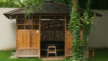 Bañera de hidromasaje al aire libre