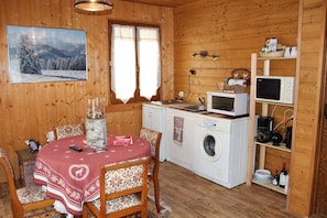 Family Chalet | Private kitchen | Fridge, coffee/tea maker, electric kettle - B&B Sawan (Jâlons)