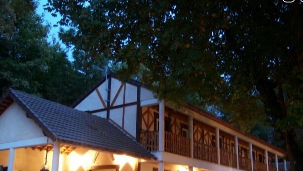 A two-story building with a balcony and a covered patio area. - Sawan (Jâlons)
