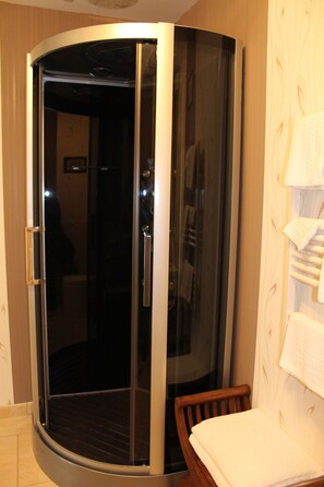 Comfort Room, 1 Queen Bed (Egypte) | Bathroom | Free toiletries, hair dryer, slippers, towels - B&B Sawan (Jâlons)