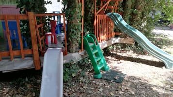 Área de juegos infantiles al aire libre