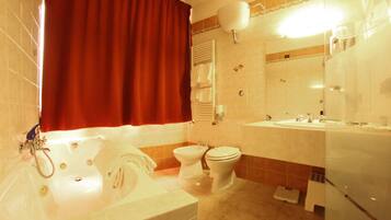 Regadera tipo lluvia, amenidades de baño gratuitas, batas, pantuflas