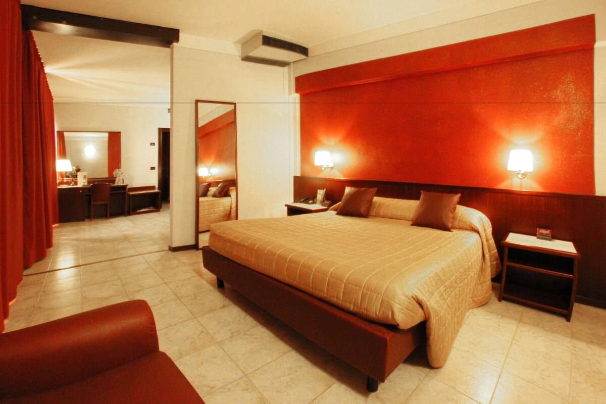 suite | minibar, in-room safe, desk, soundproofing