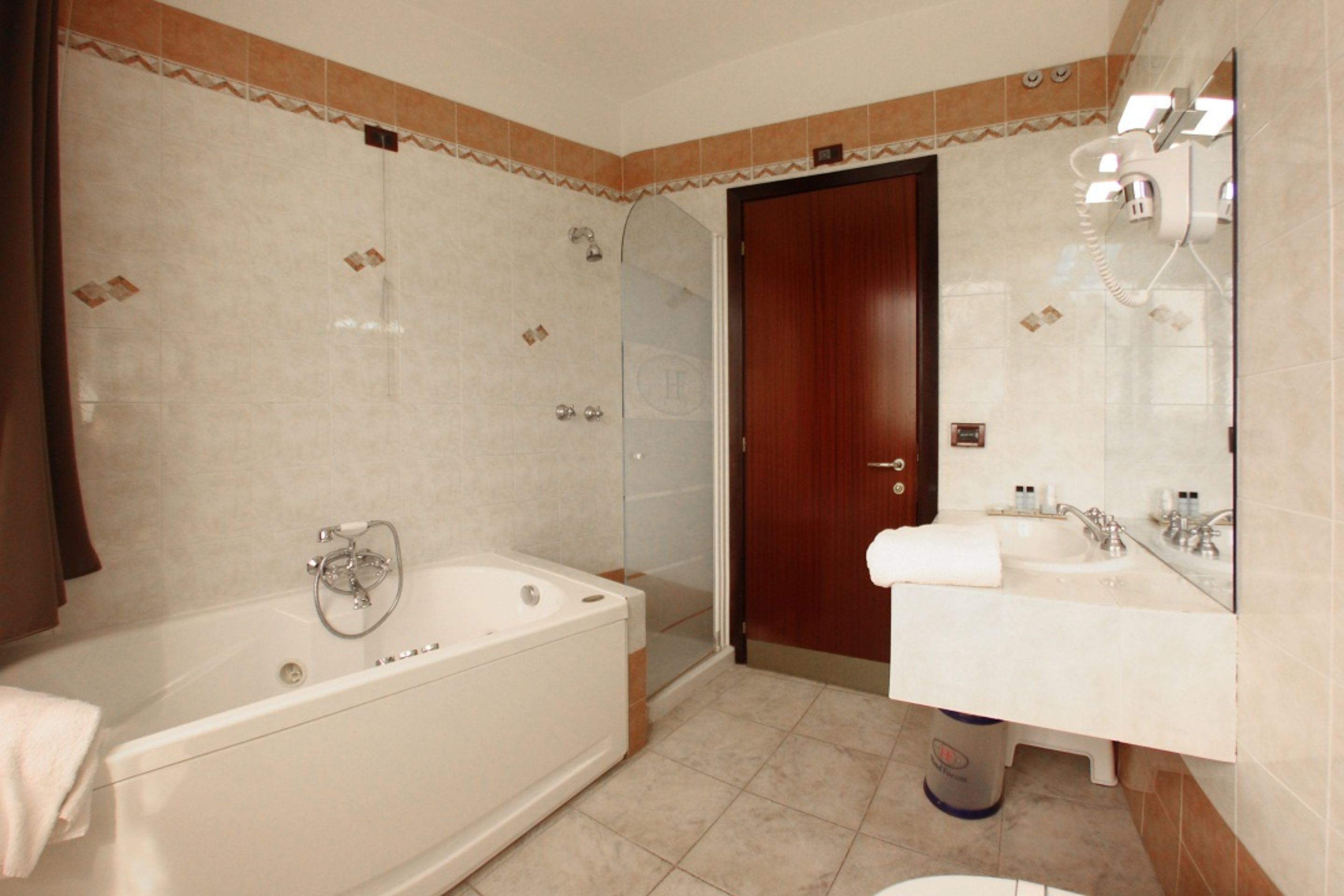 Un baño con bañera, lavamanos y ducha.