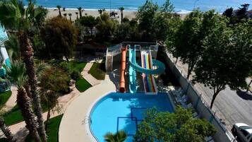 2 Außenpools, Sonnenschirme, Liegestühle