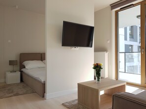 Departamento superior, 1 habitación | Sala de estar | Televisión de pantalla plana