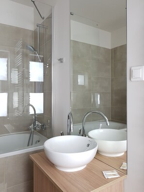 Studio | Bathroom | Combined shower/tub, deep soaking tub, free toiletries, hair dryer - Chopin Apartments Union (Warsaw)