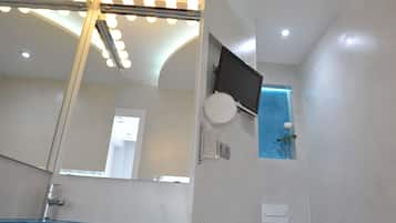 Een aparte badkuip en douche, een bubbelbad, een hydromassagedouche