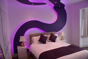 Quarto casal superior (King 11) | Roupas de cama premium, escrivaninha, espaço de trabalho para notebook