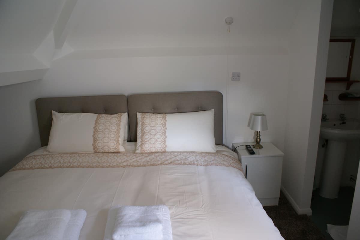 Standard Double Room (15) | Premium bedding, desk, laptop workspace, iron/ironing board