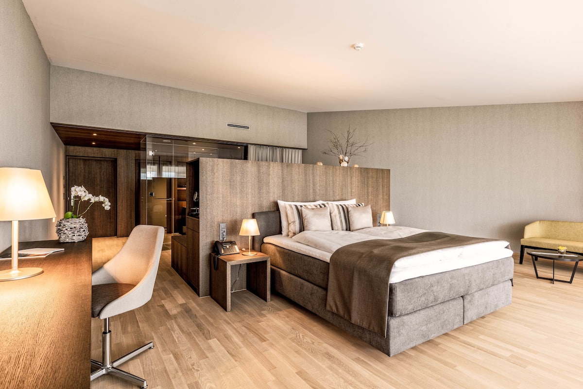 Kamar Double Deluks, balkon, pemandangan gunung | Seprai premium, minibar, brankas, dan meja kerja