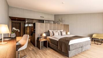 Quarto casal luxo, sacada, vista para a montanha | Roupas de cama premium, frigobar, cofres nos quartos, escrivaninha