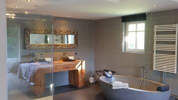 Hortentia | Bathroom | Free toiletries, hair dryer, towels