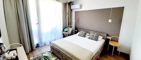 Een bureau, gratis wifi, beddengoed