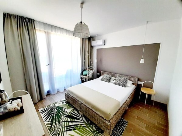 Escritorio, wifi gratis, ropa de cama