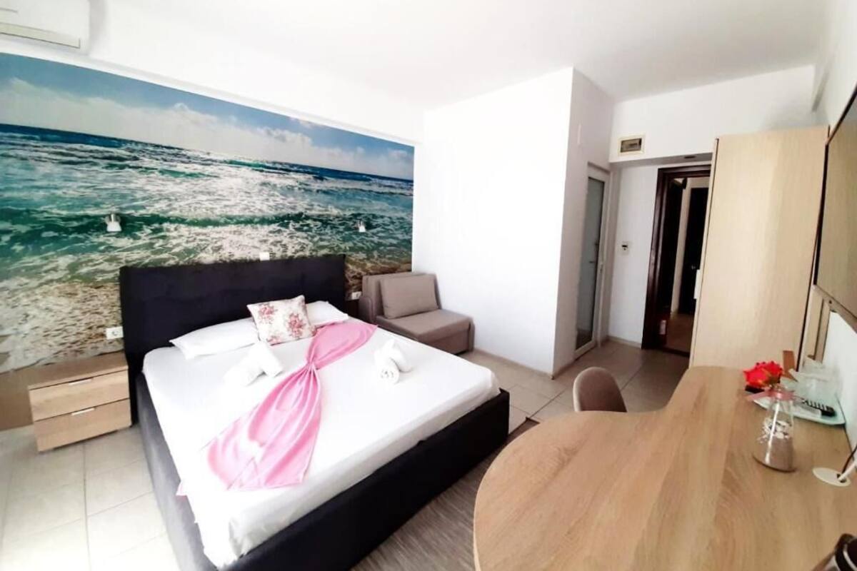 Escritorio, wifi gratis y ropa de cama 
