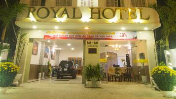 Fachada de la propiedad por la tarde o noche