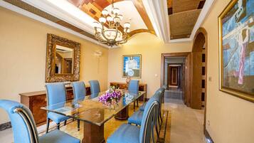 4 restaurants, serveren ontbijt, lunch, diner, internationale gerechten