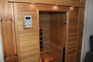Double Room, 1 Double Bed, Sauna | Desk, iron/ironing board, free WiFi, bed sheets - The Grey Gull Hotel (Lochgilphead)