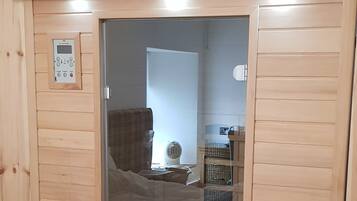 Phòng đôi, 1 giường đôi, phòng tắm hơi | Bàn, bàn ủi/dụng cụ ủi quần áo, truy cập Internet không dây miễn phí