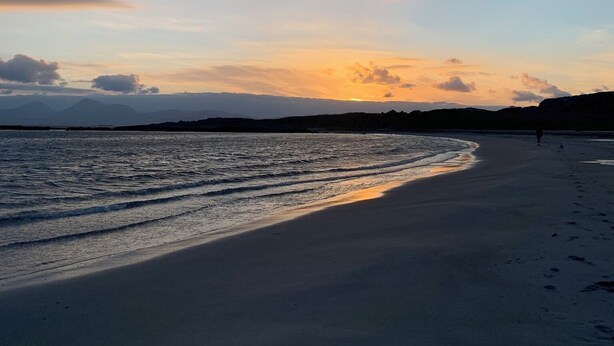 A beach with a wide sandy shore and gentle waves. - The Grey Gull Hotel (Lochgilphead)