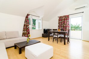 Leilighet, balkong, byutsikt (A3) | Oppholdsområde | En 82-centimeters Flatskjerm-TV med Parabol-TV samt TV