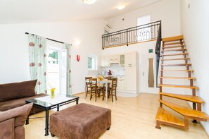 City appartement, 1 slaapkamer, balkon (A2) | Woonruimte | Een 82-cm flatscreentelevisie met satellietzenders en televisie