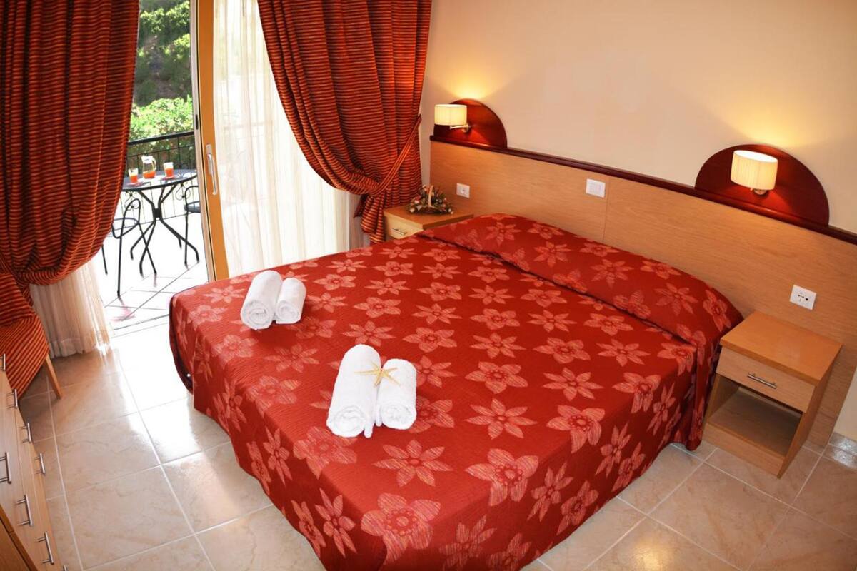 Free cots/infant beds, free WiFi, bed sheets