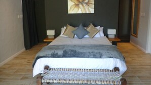 Honeymoon Suite, Mountain View | Premium bedding, in-room safe, WiFi (free), bed sheets - Topiary Vineyard Cottages (Franschhoek)