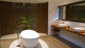 Honeymoon suite, uitzicht op bergen | Badkamer | Een aparte badkuip en douche, een diep bad, gratis toiletartikelen