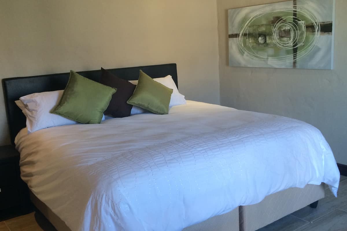 Ropa de cama de alta calidad y caja de seguridad en la habitación