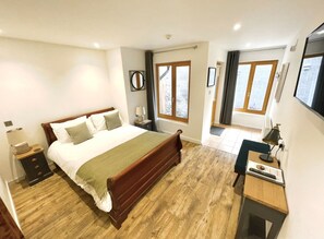 King Room | Individually decorated, iron/ironing board, free WiFi, bed sheets - Ravenscraig Guest House (Aviemore)