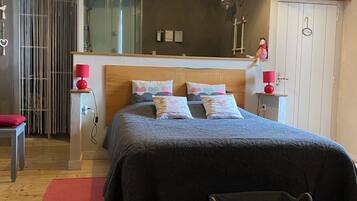 Chambre Double (Basse Cour) | 1 chambre, bureau, fer et planche à repasser, Wi-Fi gratuit
