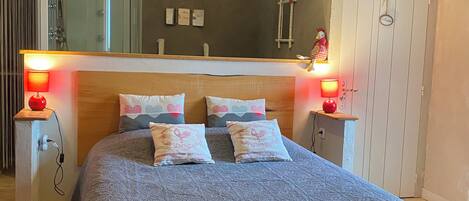 Tweepersoonskamer (Basse Cour) | 1 slaapkamer, een bureau, een strijkplank/strijkijzer, gratis wifi