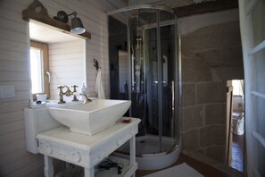Double Room (La Prestige) | 1 bedroom, desk, iron/ironing board, free WiFi - Logis De Riparfonds (Bressuire)