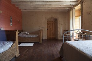 Habitació familiar | 1 dormitori, escriptori, planxa i posts de planxar i wifi gratuïta