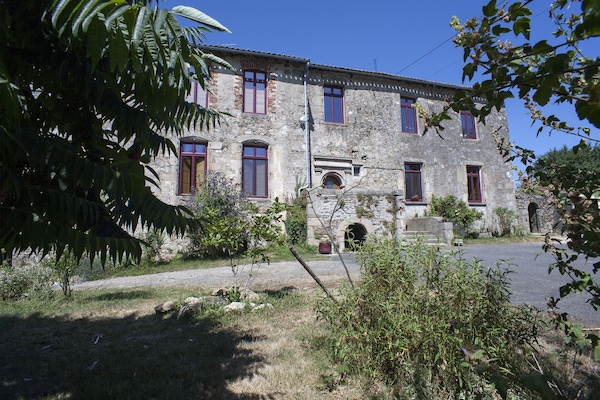 Vista frontal de la propiedad