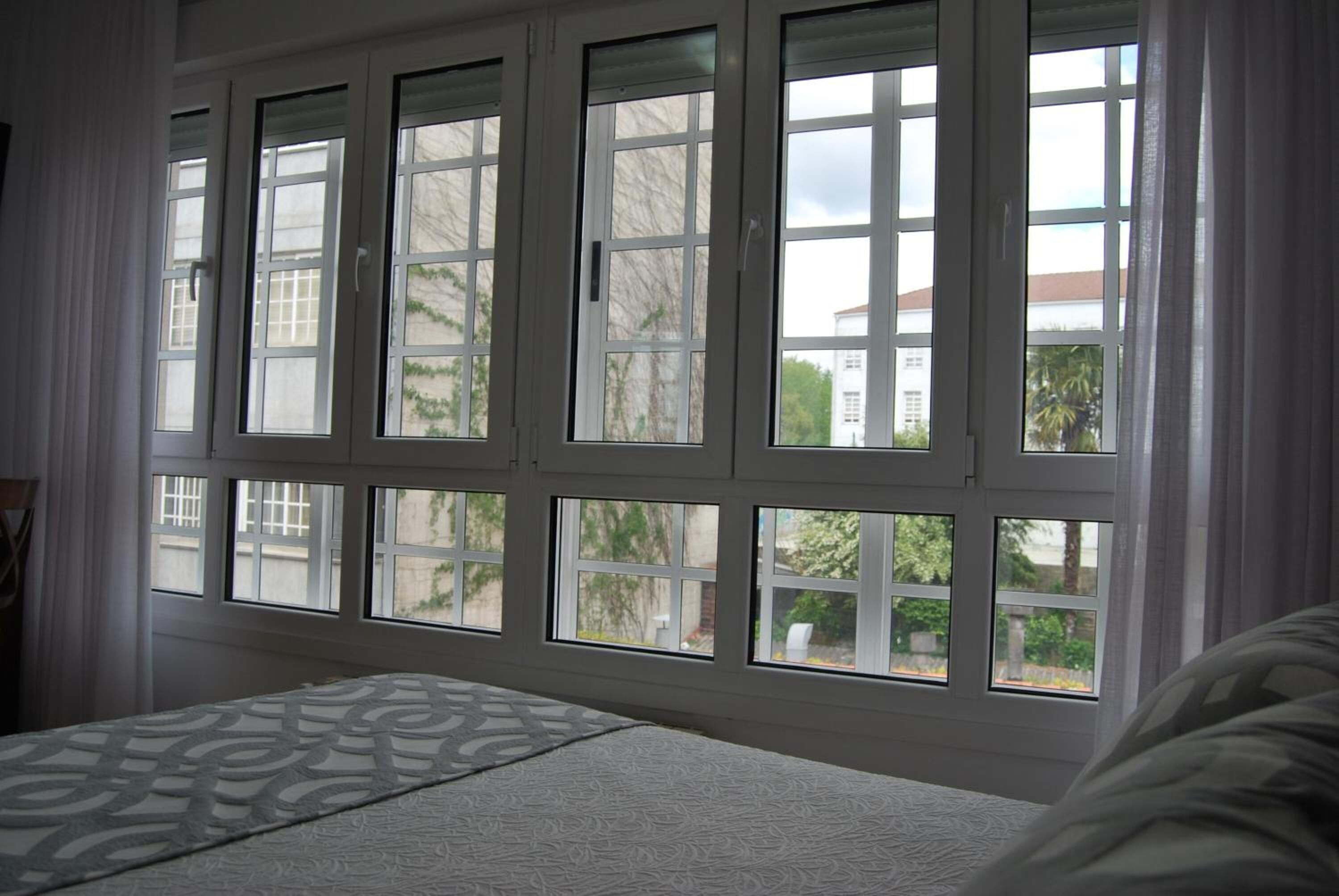 Desk, soundproofing, free WiFi, bed sheets