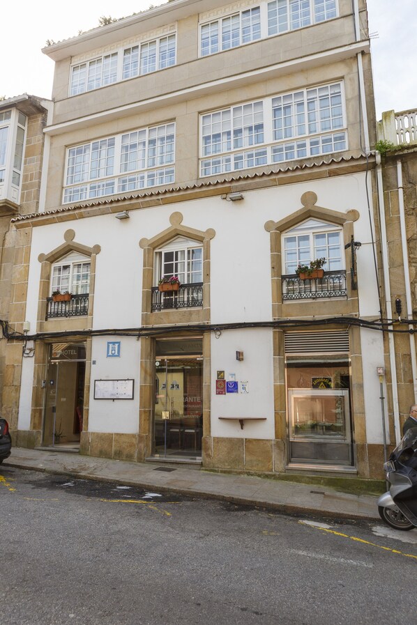 Vista frontal de la propiedad