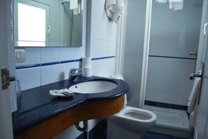 Regadera, amenidades de baño gratuitas, secadora de cabello, toallas 