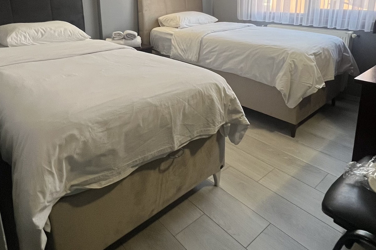 Standaard Twin kamer | Luxe beddengoed, een kluis op de kamer, geluiddichte muren, gratis wifi