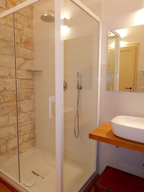 Classic-Apartment, 1 Schlafzimmer | Dusche im Bad