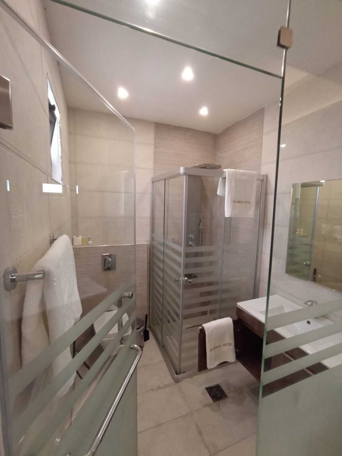 Quarto casal real | Banheiro | Chuveiro, produtos de toalete grátis, secador de cabelo, chinelos
