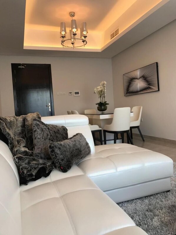 2 svefnherbergi, skrifborð, vinnuaðstaða fyrir fartölvur, hljóðeinangrun