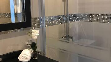 Shower, rainfall showerhead, free toiletries, towels