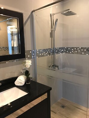 Shower, rainfall showerhead, free toiletries, towels - Al Manzil Residence Hidd (Hidd)