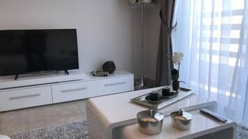 2 bedrooms, desk, laptop workspace, soundproofing