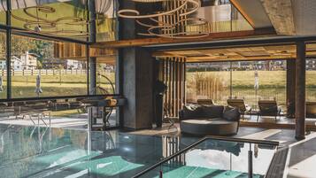 Piscina coberta, 2 piscines a l'aire lliure i gandules