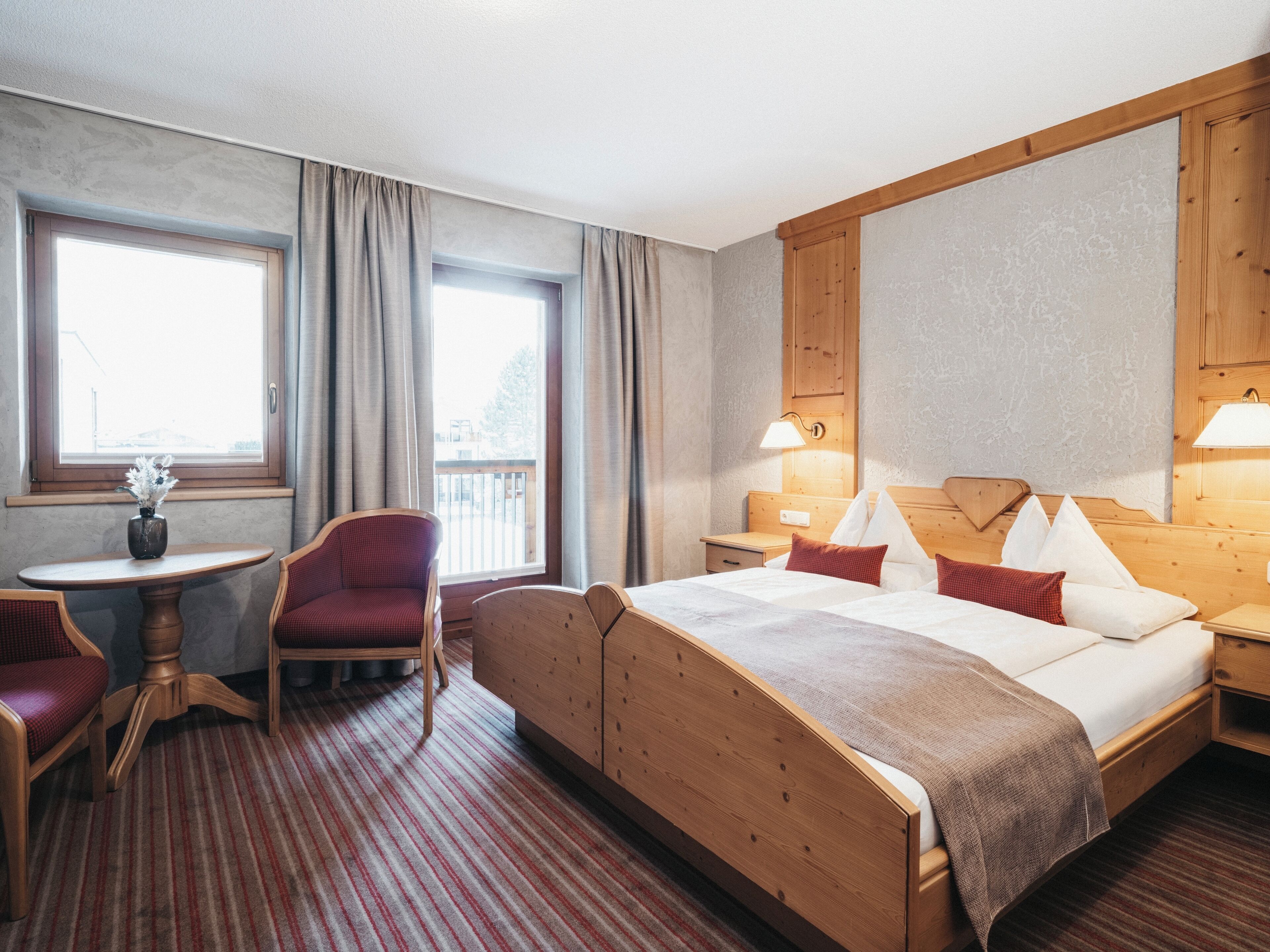 Comfort-rum | Värdeförvaringsskåp på rummet, skrivbord och arbetsyta för laptop