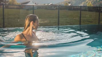 Innenpool, 2 AuĂenpools, LiegestĂŒhle